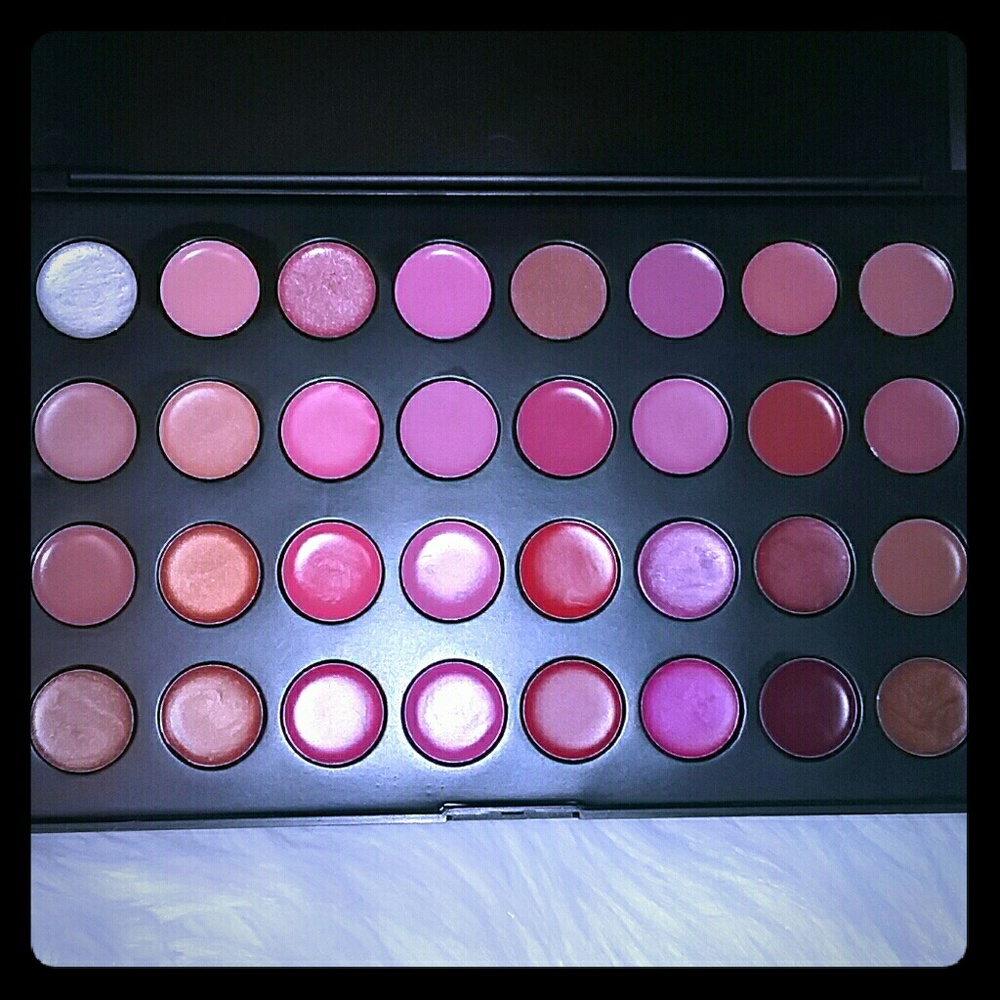 32 Lip Palette Coastal Scents